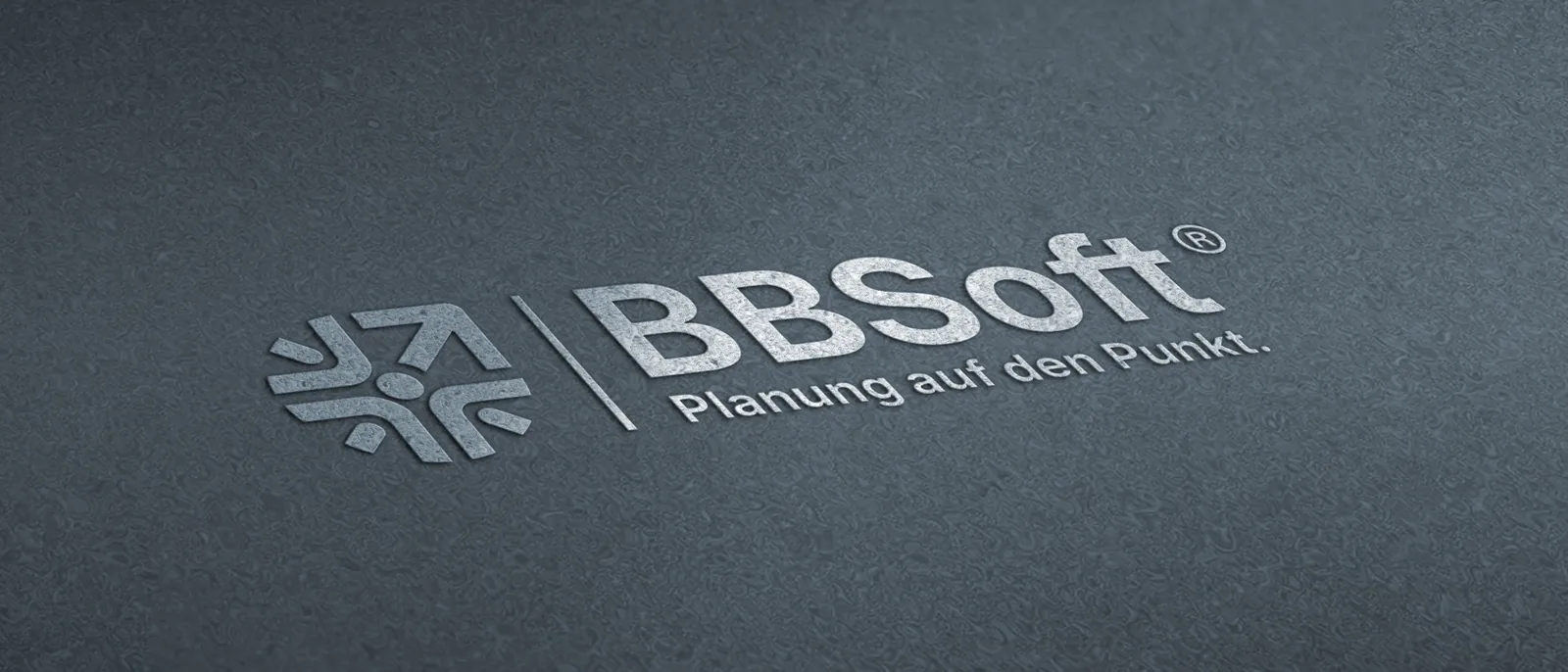 Das neue BBSoft-Logo mit Bildmarke, Wortmarke und dem Claim Planung auf den Punkt auf dunklem Grund