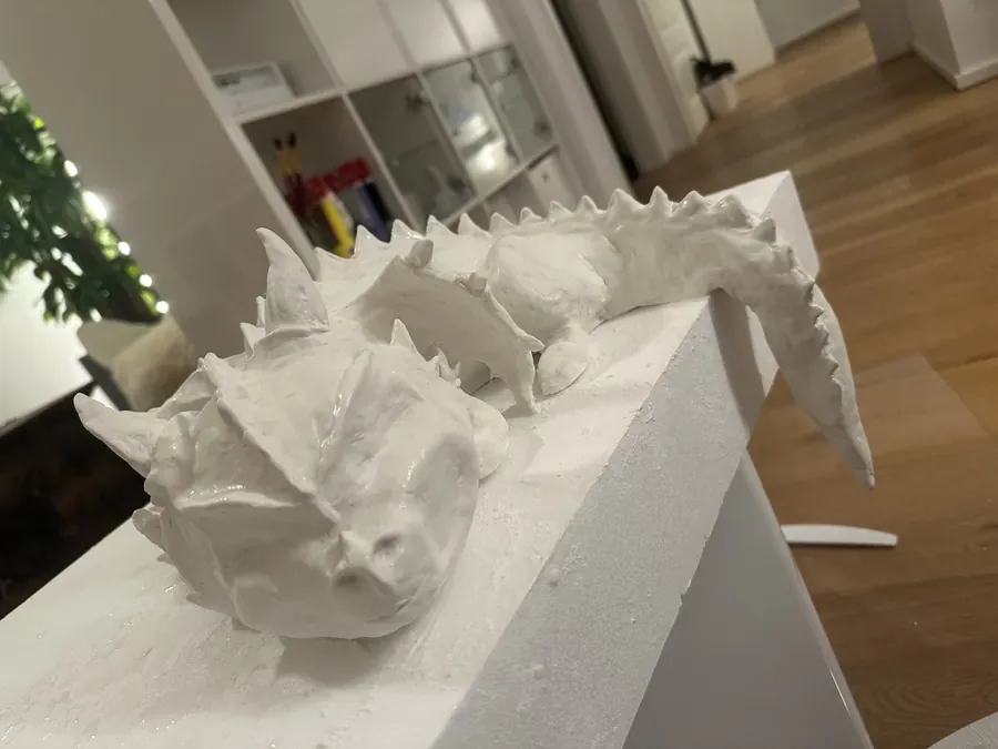 Selbst modellierter Drache, im Atelier